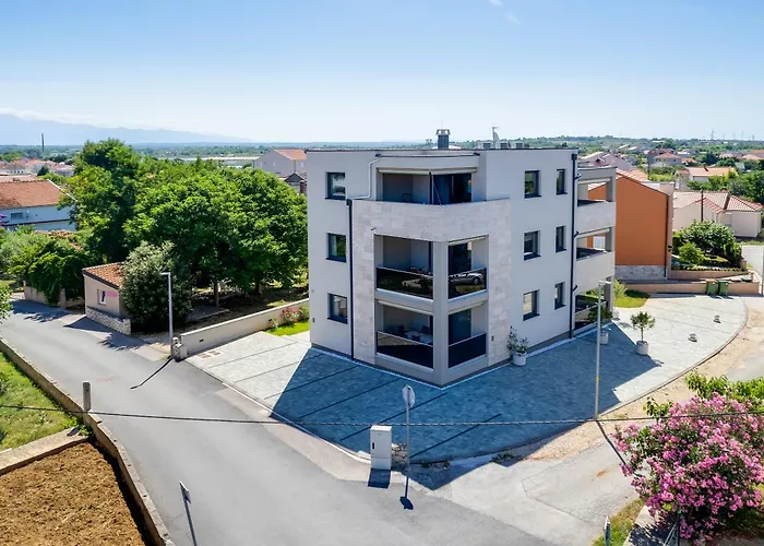 Salt Bloom Apartments Nin