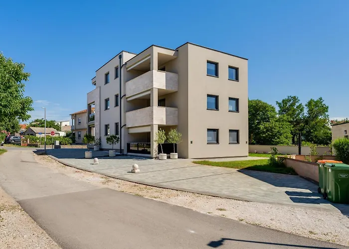 Salt Bloom Apartments Nin