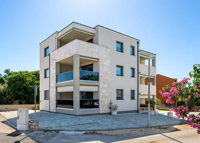 Salt Bloom Apartments Nin